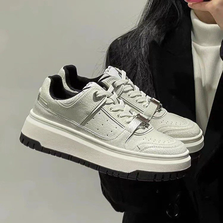 Damen Trendige Sneaker mit robuster Plateau-Sohle und modischem Schnallen-Design Heidi Mode - Image 2