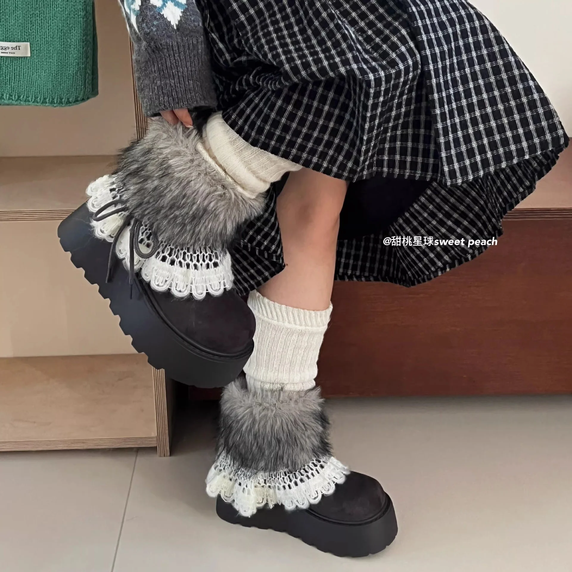 Damen Trendige Winterstiefel mit kuscheligem Kunstfellrand und dekorativer Spitzenverzierung Heidi Mode - Image 3