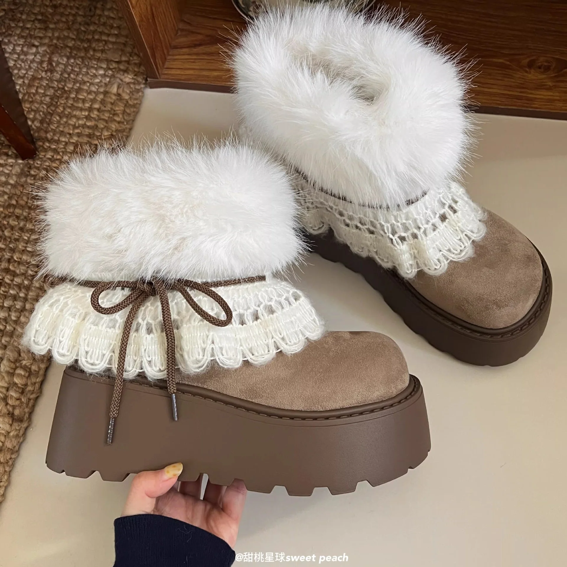 Damen Trendige Winterstiefel mit kuscheligem Kunstfellrand und dekorativer Spitzenverzierung Heidi Mode - Image 4