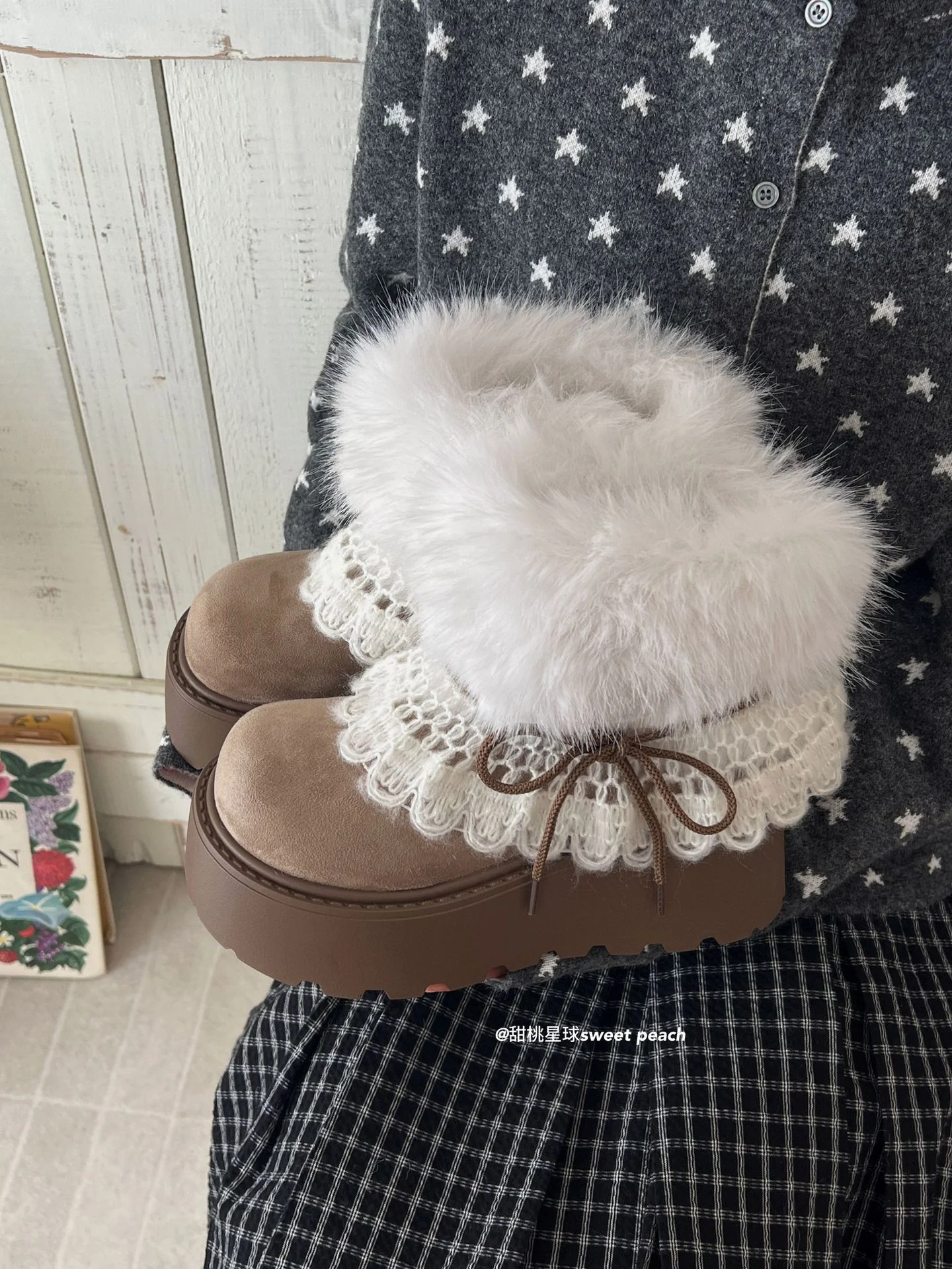 Damen Trendige Winterstiefel mit kuscheligem Kunstfellrand und dekorativer Spitzenverzierung Heidi Mode - Image 8