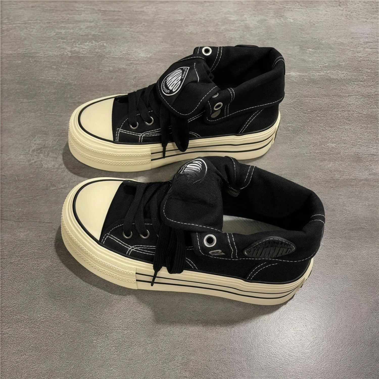 Damen Urbaner High-Top Sneaker mit stylischer Zierschnürung Heidi Mode - Image 2