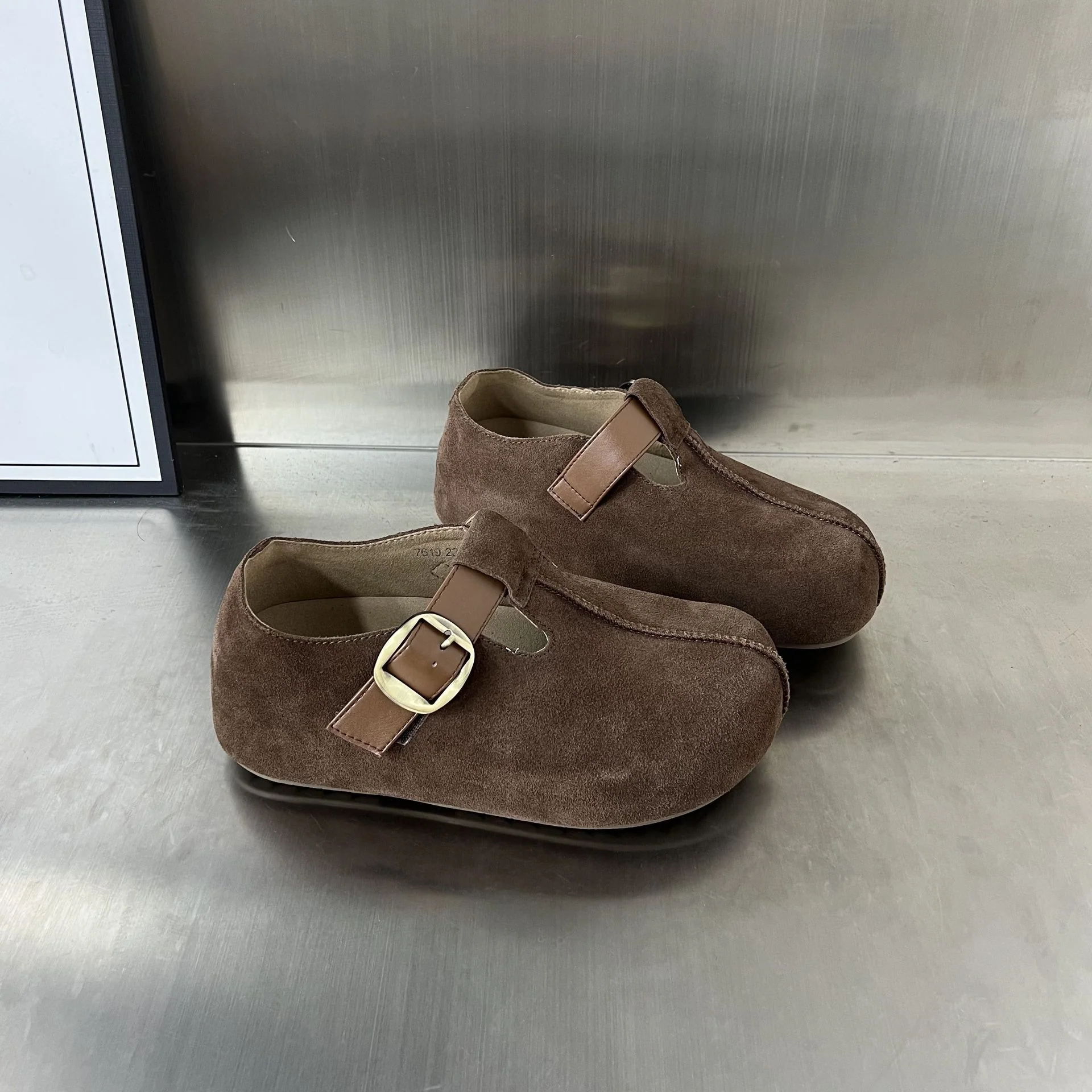 Damen Veloursleder Clogs mit verstellbarem Riemen und anatomischem Fußbett Heidi Mode - Image 4