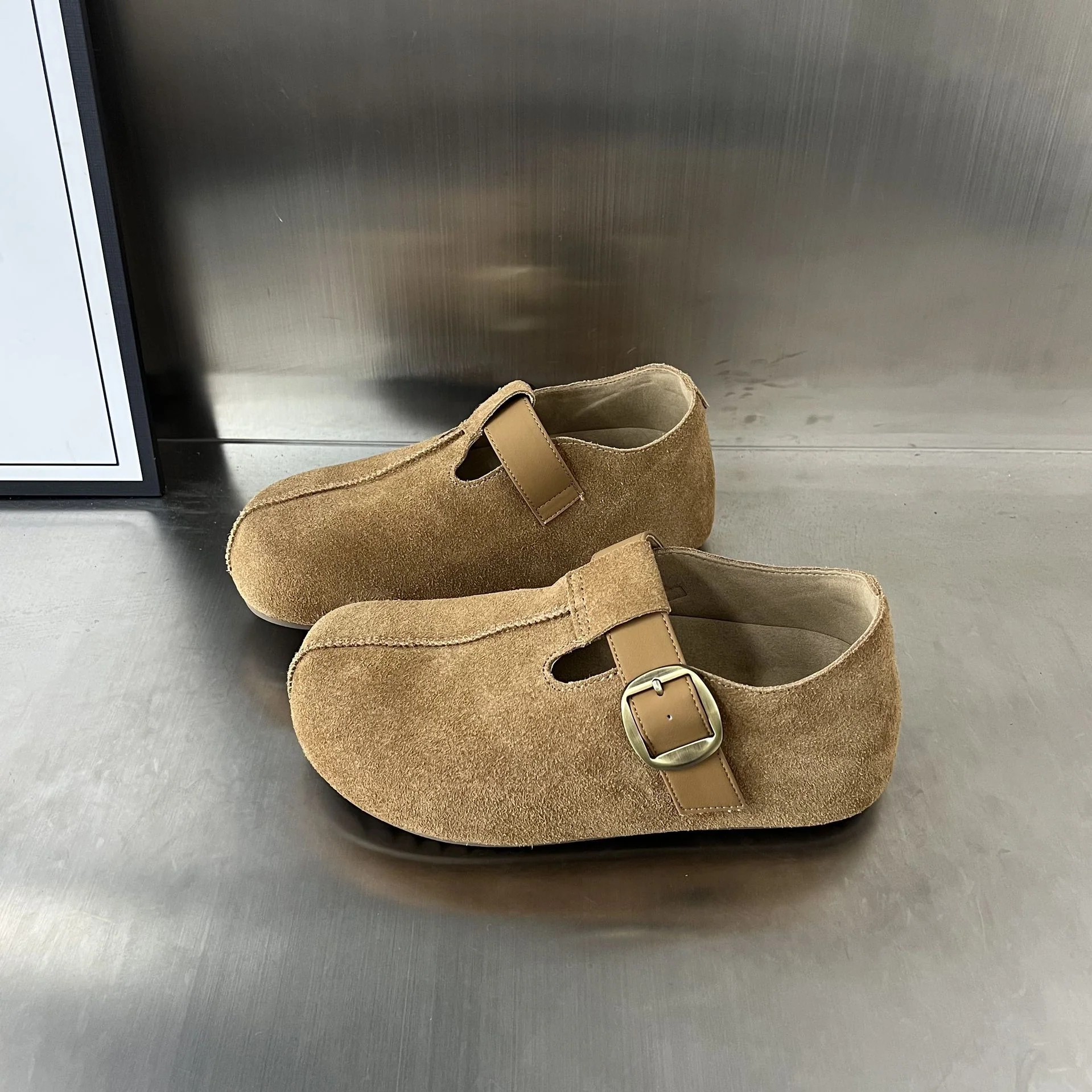 Damen Veloursleder Clogs mit verstellbarem Riemen und anatomischem Fußbett Heidi Mode - Image 6