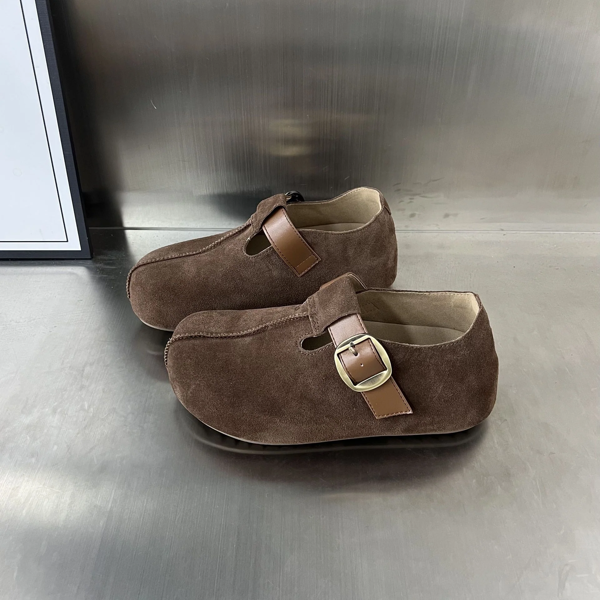 Damen Veloursleder Clogs mit verstellbarem Riemen und anatomischem Fußbett Heidi Mode - Image 7