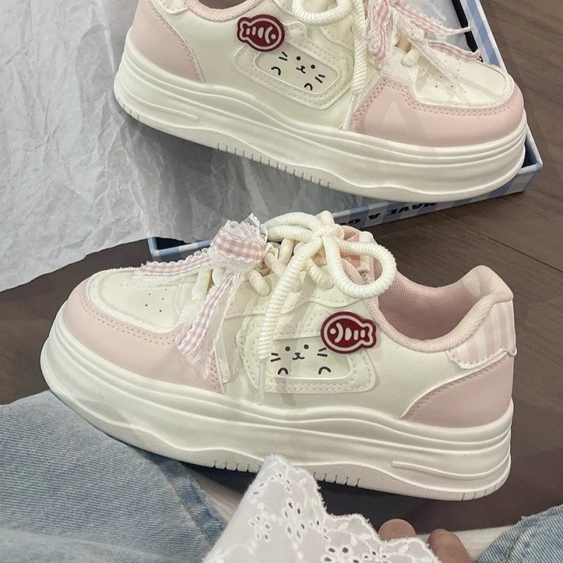 Damen Verspielte Sneakers mit einzigartiger Katzenapplikation Heidi Mode - Image 3