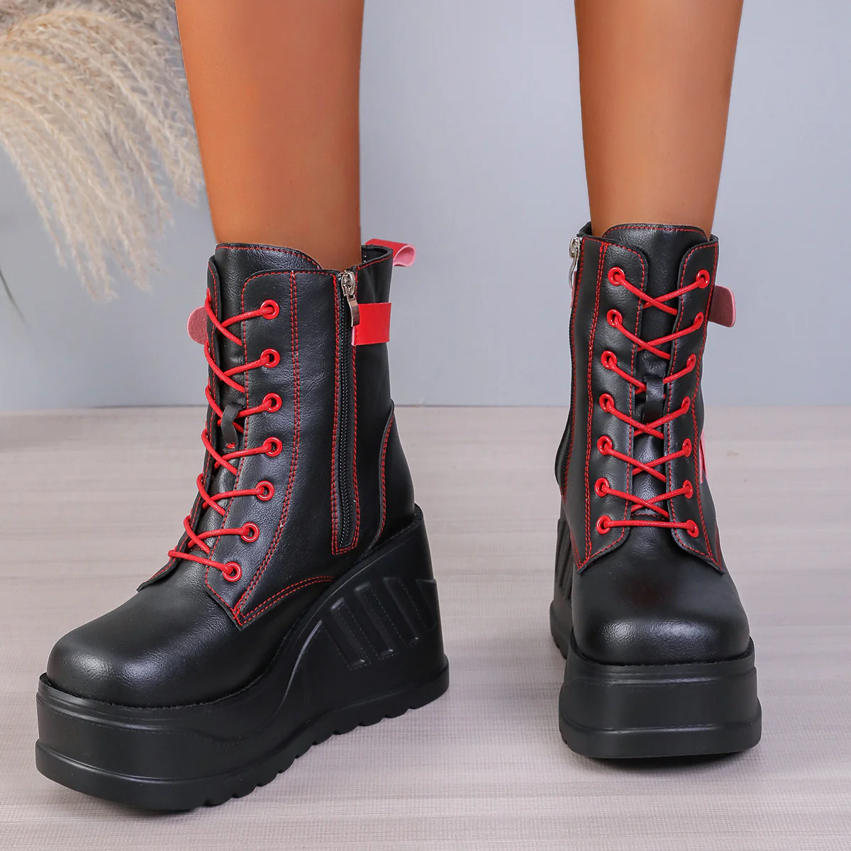 Damen Wedge-Stiefeletten mit hohem Plateau und modischen Details Heidi Mode - Image 7