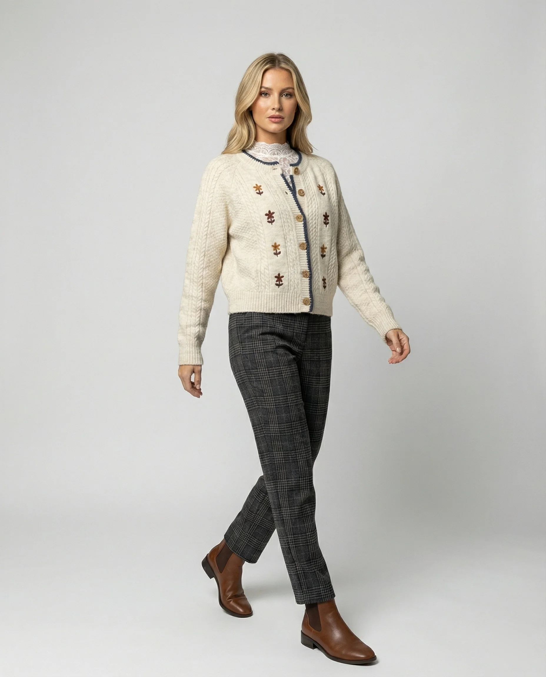Damen weichfallender Kurz-Strickcardigan mit Puffärmeln, floraler Stickapplikation, Holzknopfleiste und Spitzenbund Heidi-Mode - Image 2