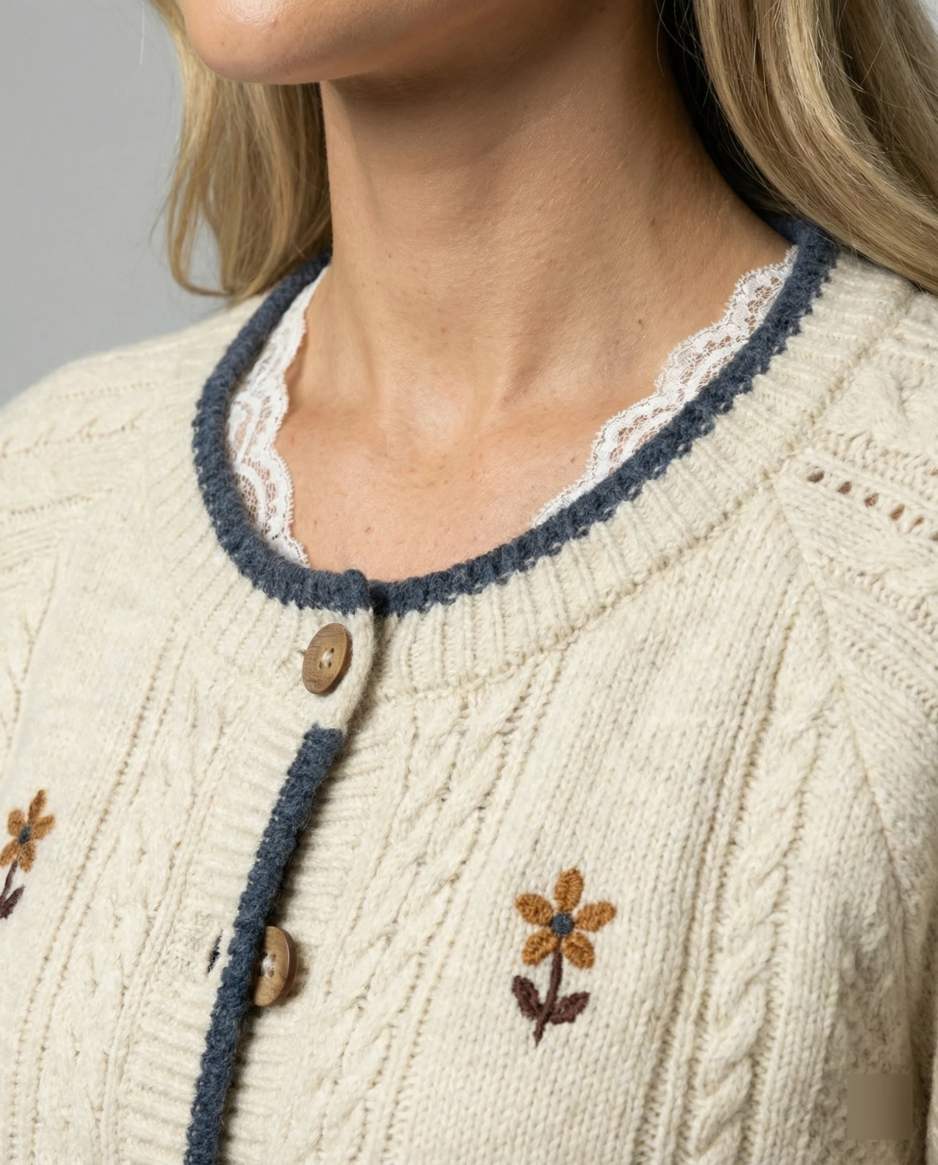 Damen weichfallender Kurz-Strickcardigan mit Puffärmeln, floraler Stickapplikation, Holzknopfleiste und Spitzenbund Heidi-Mode - Image 3
