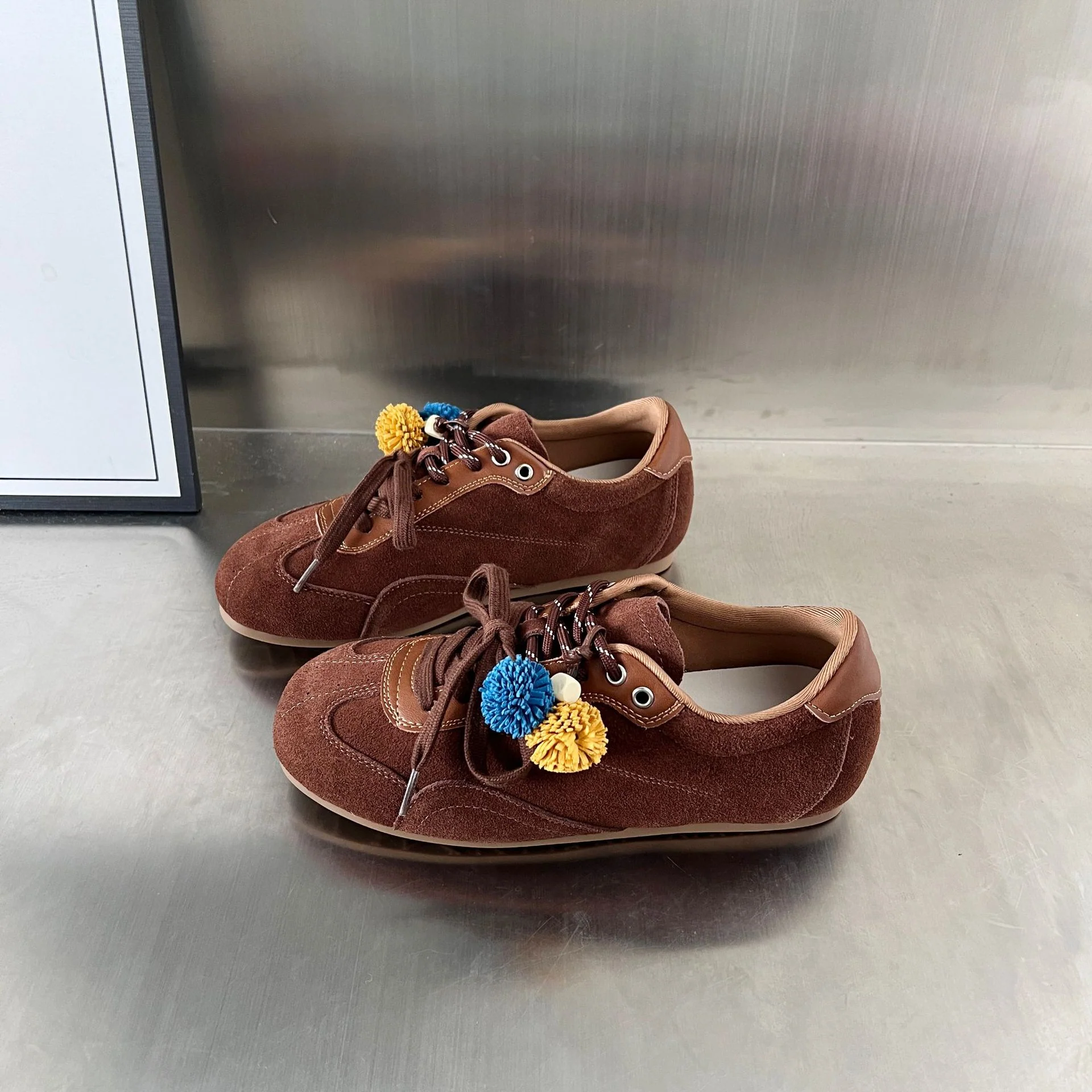 Damen Wildleder Sneakers mit elegantem Design und atmungsaktiver Sohle Heidi Mode - Image 3