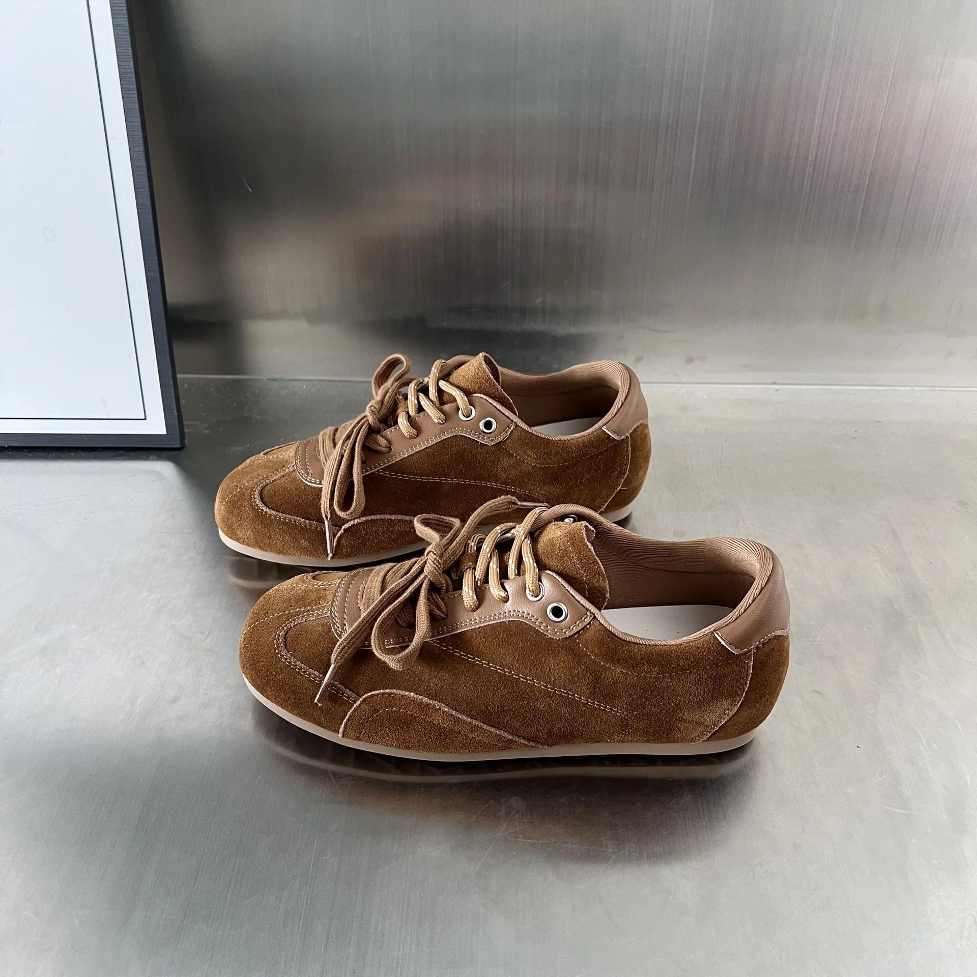Damen Wildleder Sneakers mit elegantem Design und atmungsaktiver Sohle Heidi Mode - Image 6