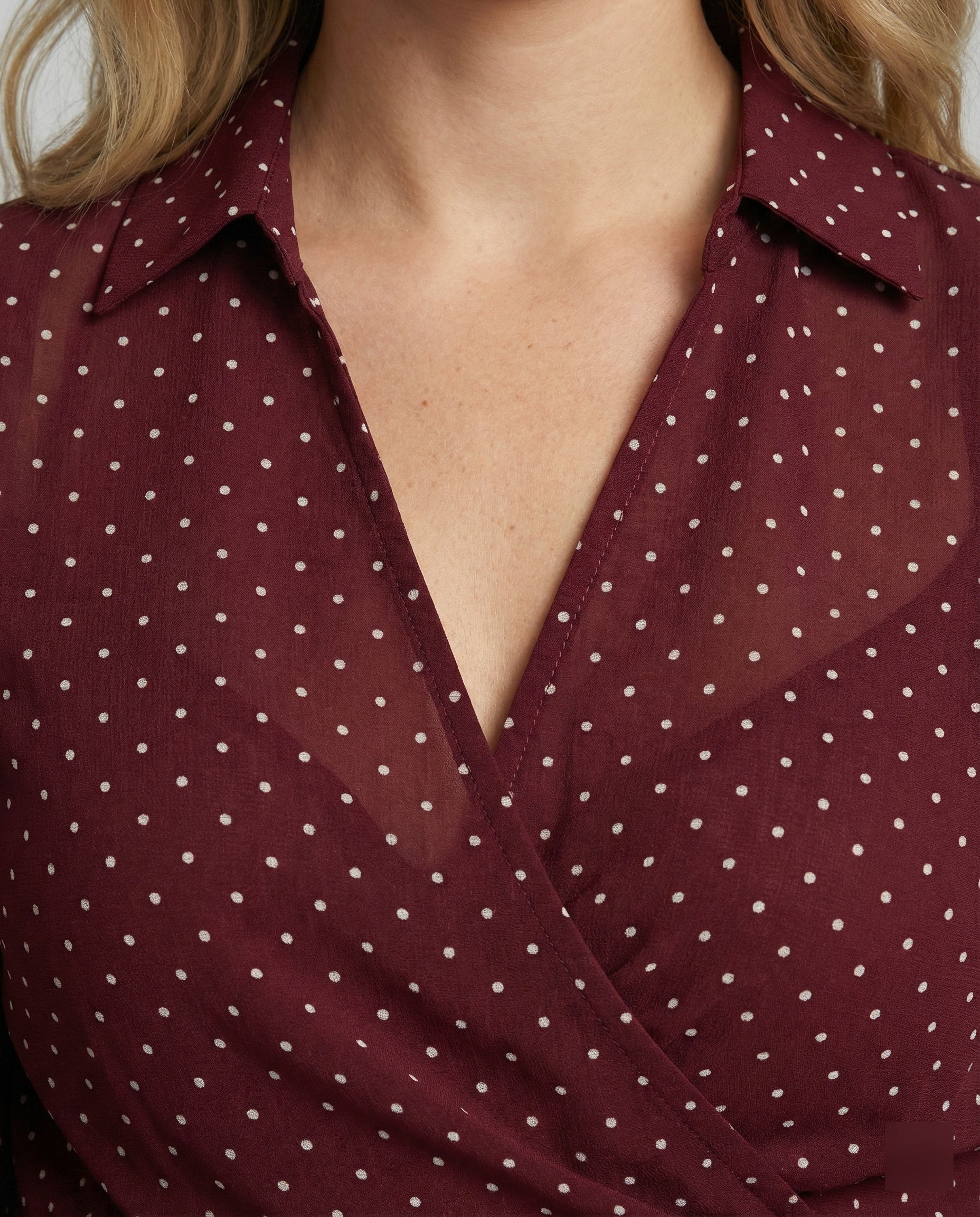 Elegante weinrote Damen Bluse mit Polka Dots und V-Ausschnitt - Image 2