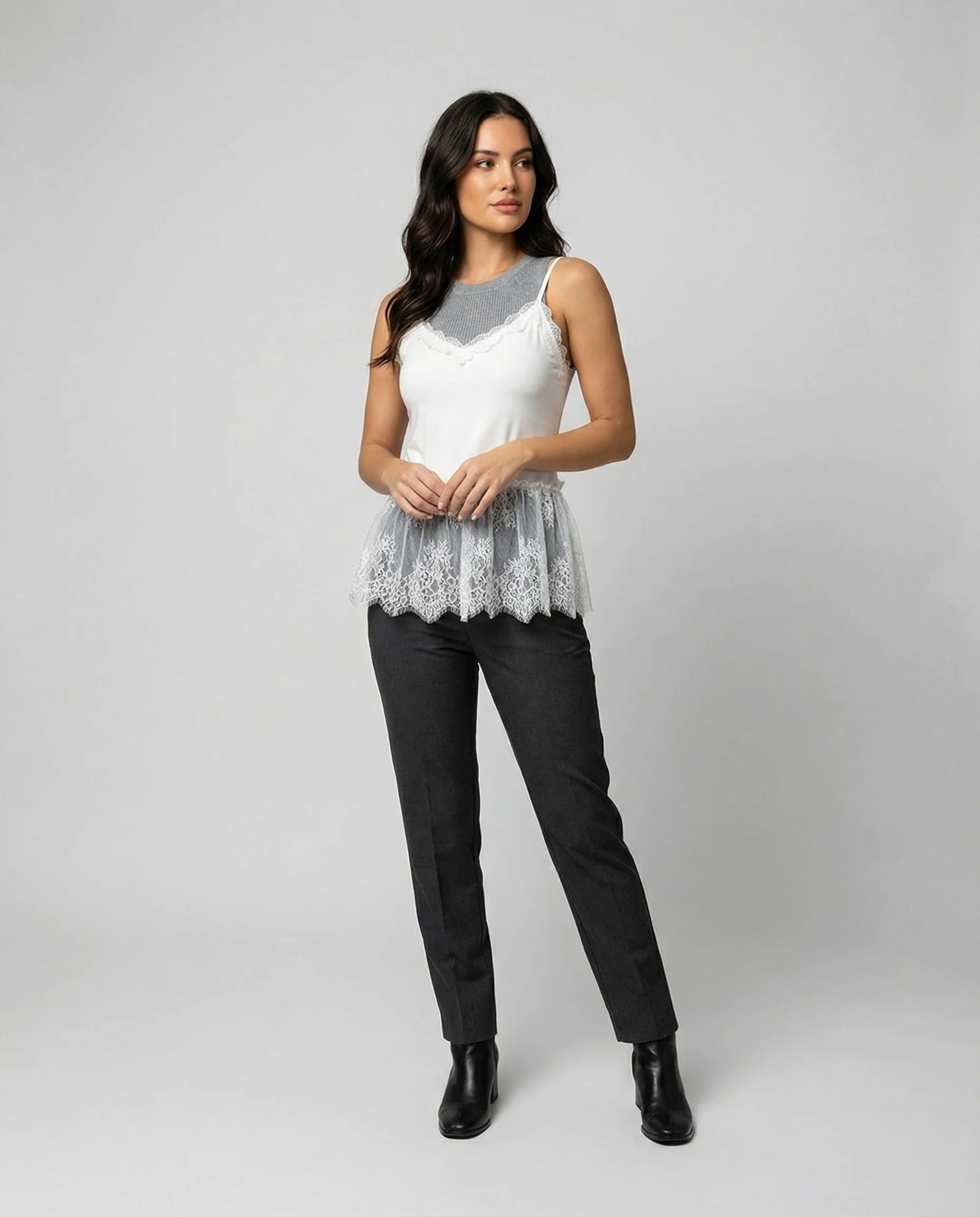 Elegantes weißes Spitzen Top mit V Ausschnitt und verspielten Rüschen - Image 3