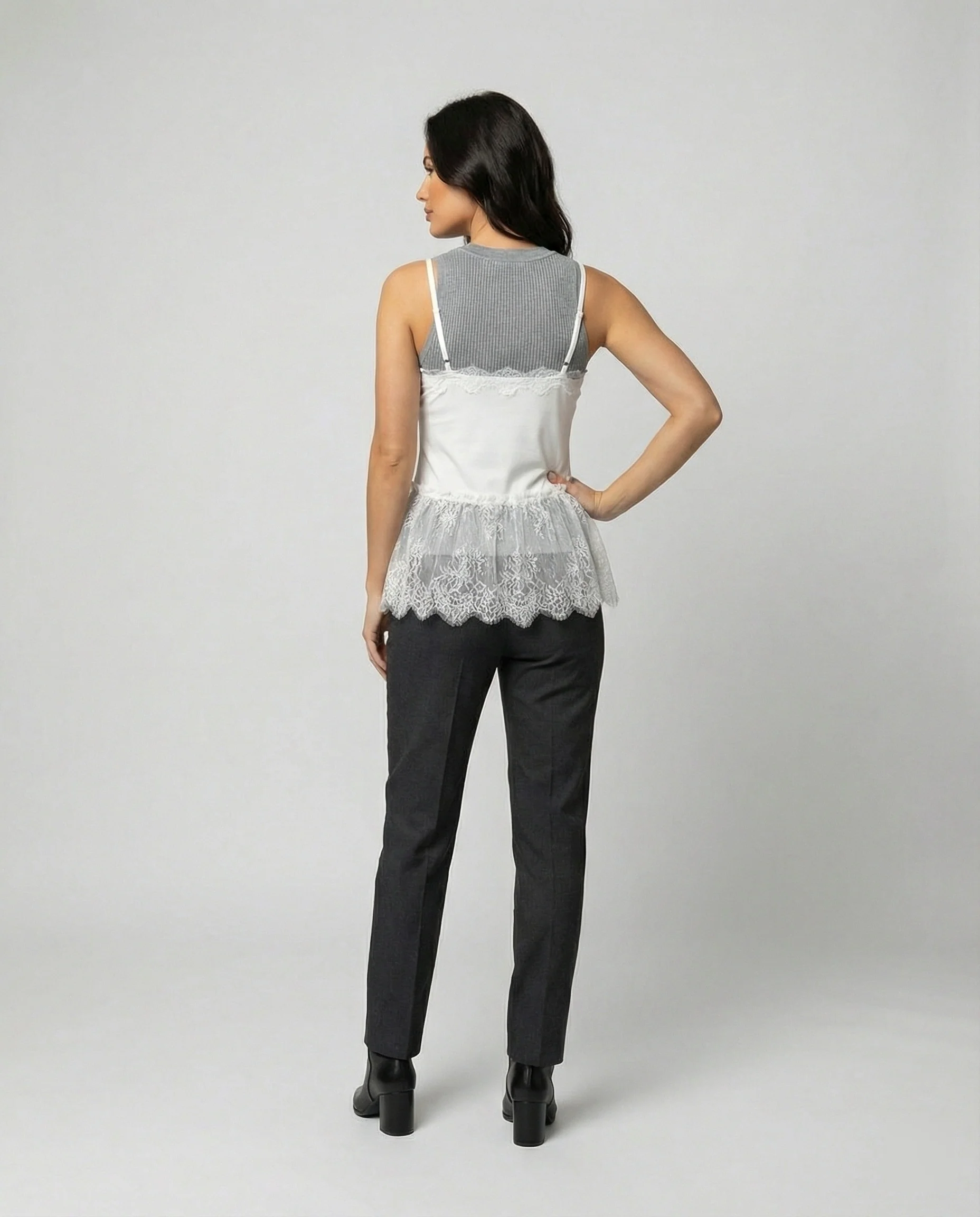 Elegantes weißes Spitzen Top mit V Ausschnitt und verspielten Rüschen - Image 4