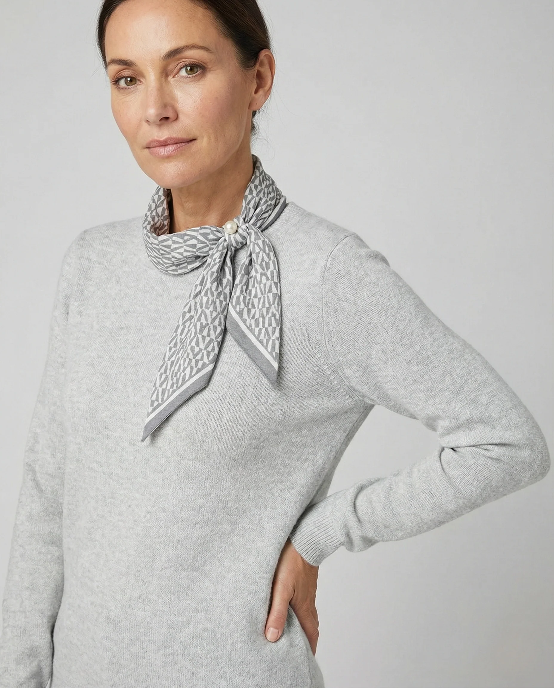Feinstrickpullover mit integriertem Schleifenkragen, Perlenbrosche und Rautendekor - Image 2