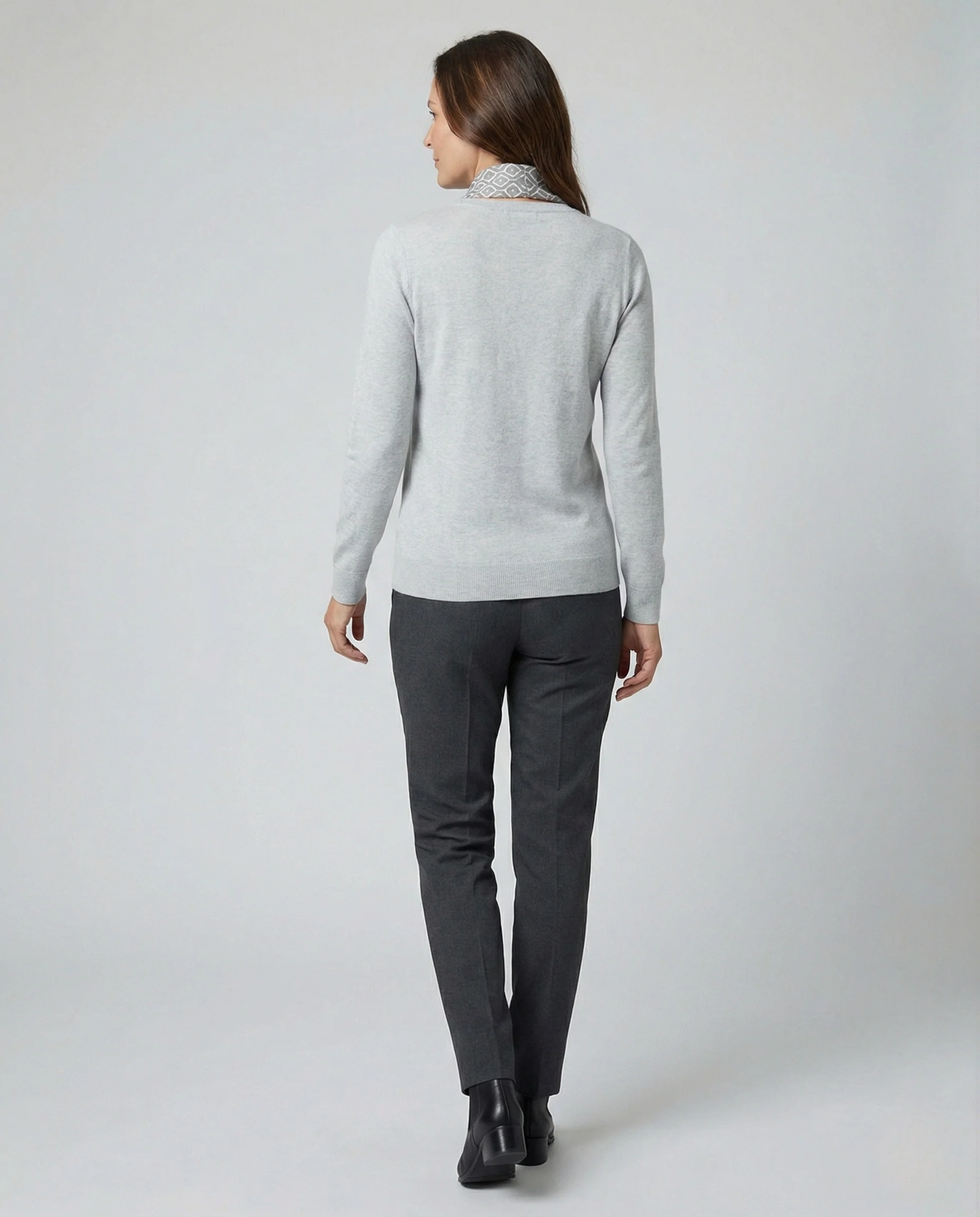 Feinstrickpullover mit integriertem Schleifenkragen, Perlenbrosche und Rautendekor - Image 4