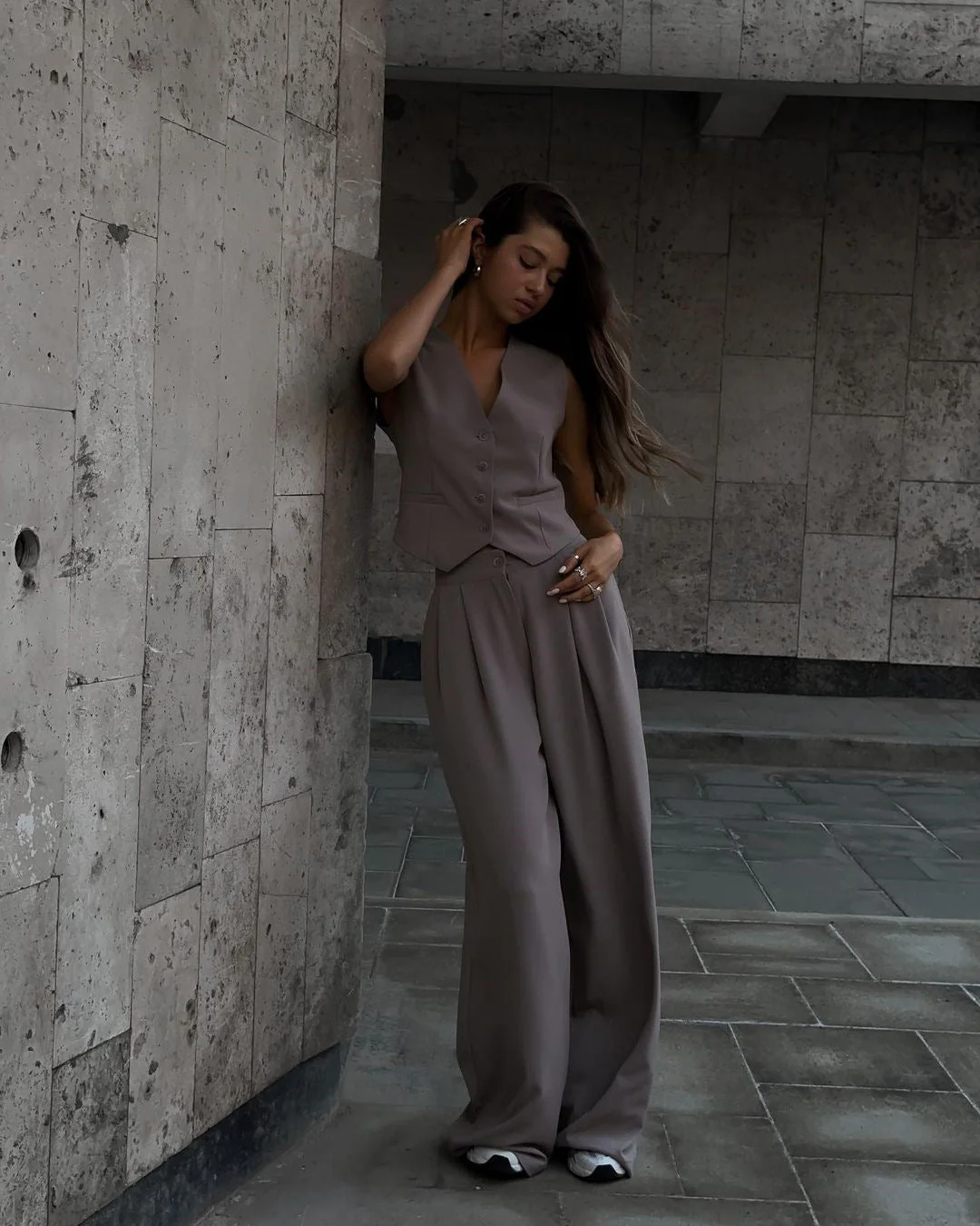 Heidi-Mode | Ärmellose V-Ausschnitt Weste mit Weitem Bein Hose Ensemble - Image 8