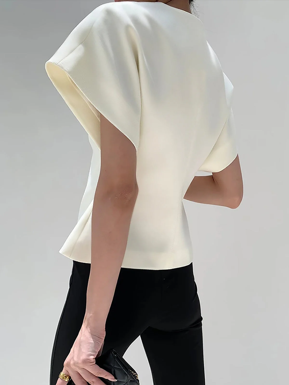 Heidi-Mode | Asymmetrisches Oberteil mit V-Ausschnitt und Leichtem Stoff für Frauen - Image 3