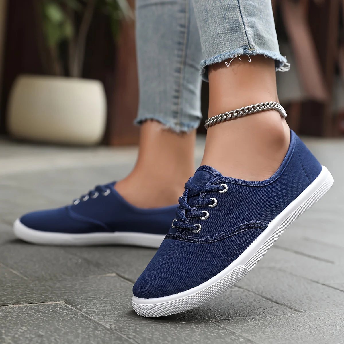 Heidi-Mode | Bequeme Niedrige Canvas Sneakers In Weiß - Image 6