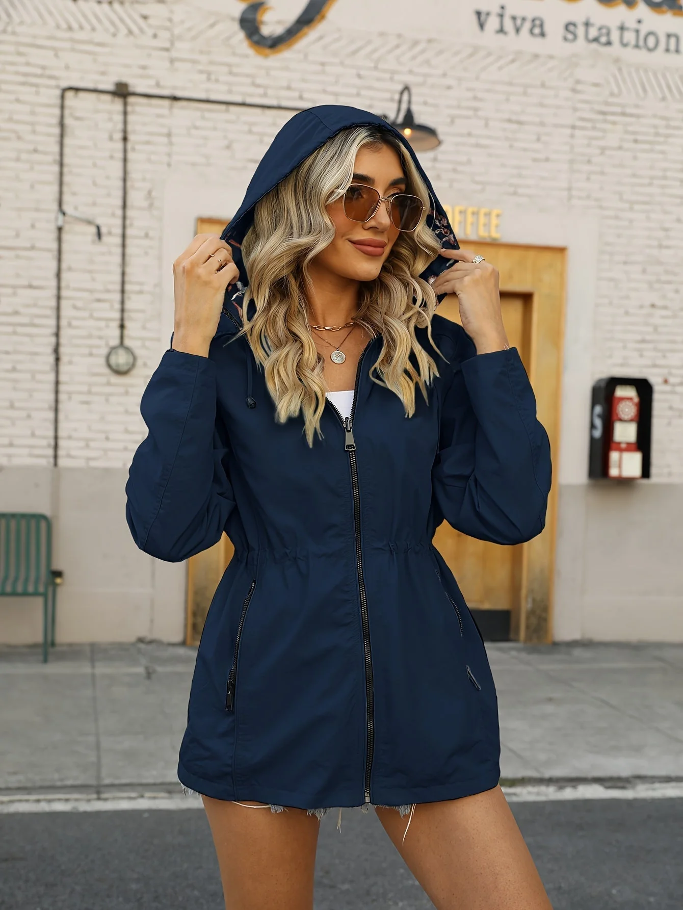 Heidi-Mode | Damen Regenjacke mit Kapuze und Blumenmuster Futter - Image 2