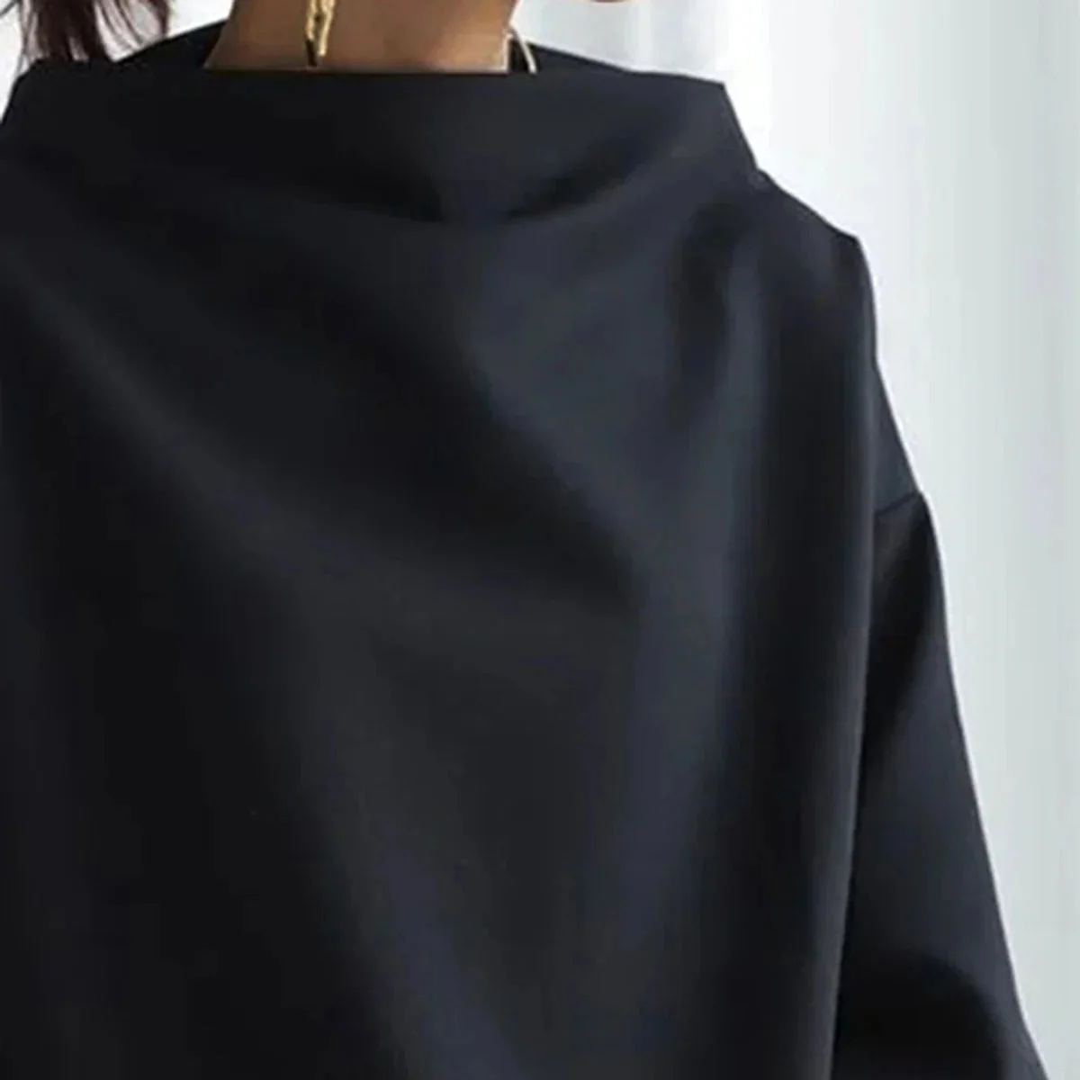 Heidi-Mode | Damen Minimalistisches Lockeres Schwarzes Oberteil für Vielseitigen Stil - Image 2