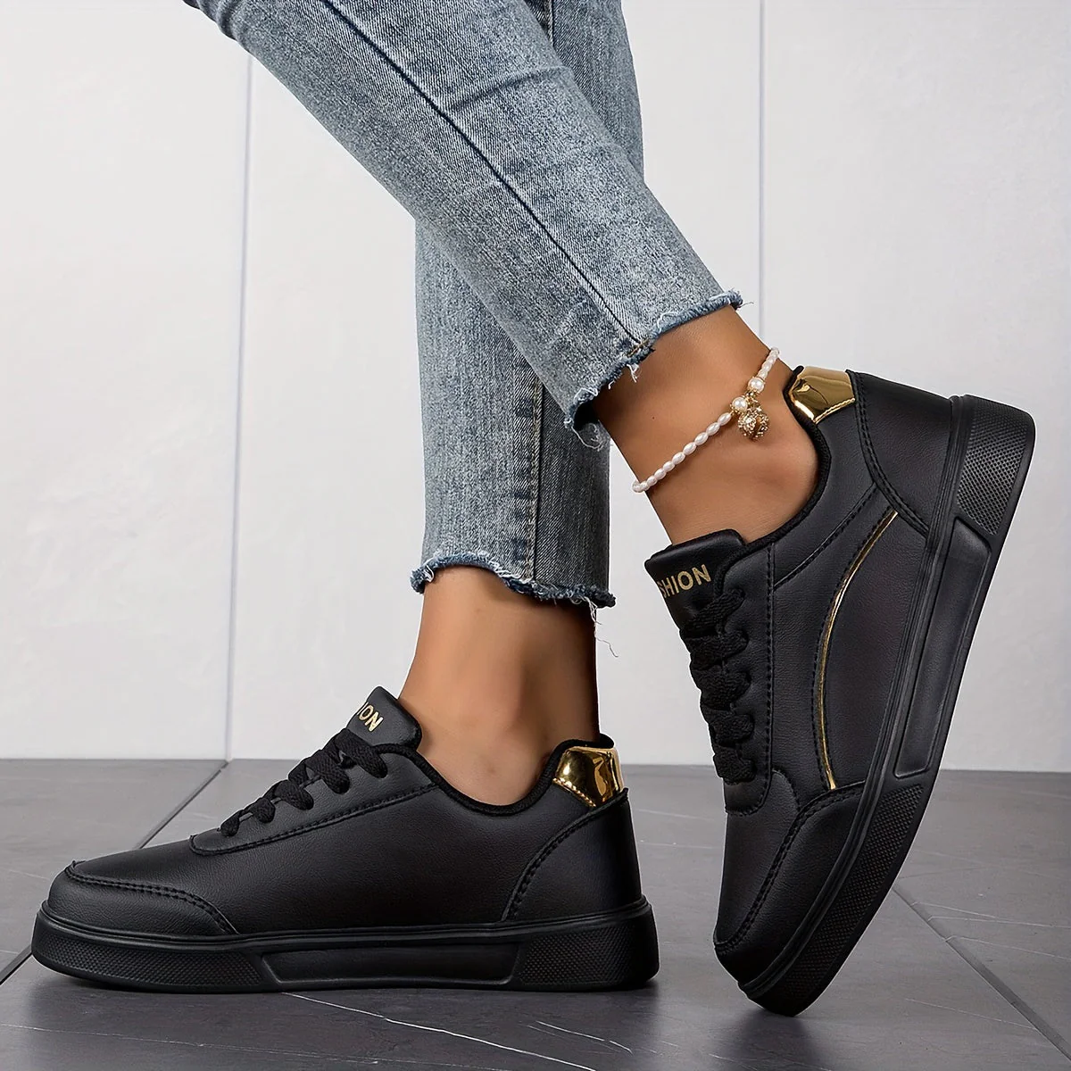 Heidi-Mode | Damen Sneaker In Einfarbiger Ausführung mit Schnürsenkeln und Weicher Sohle - Image 5