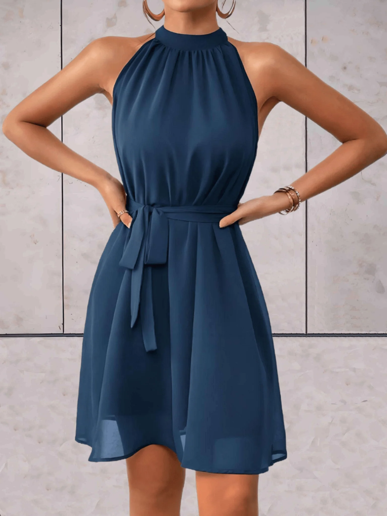 Heidi-Mode | Danes Mini Kleid Einfarbiges Ärmelloses Kleid mit Rundhalsausschnitt und Bindegürtel - Image 5