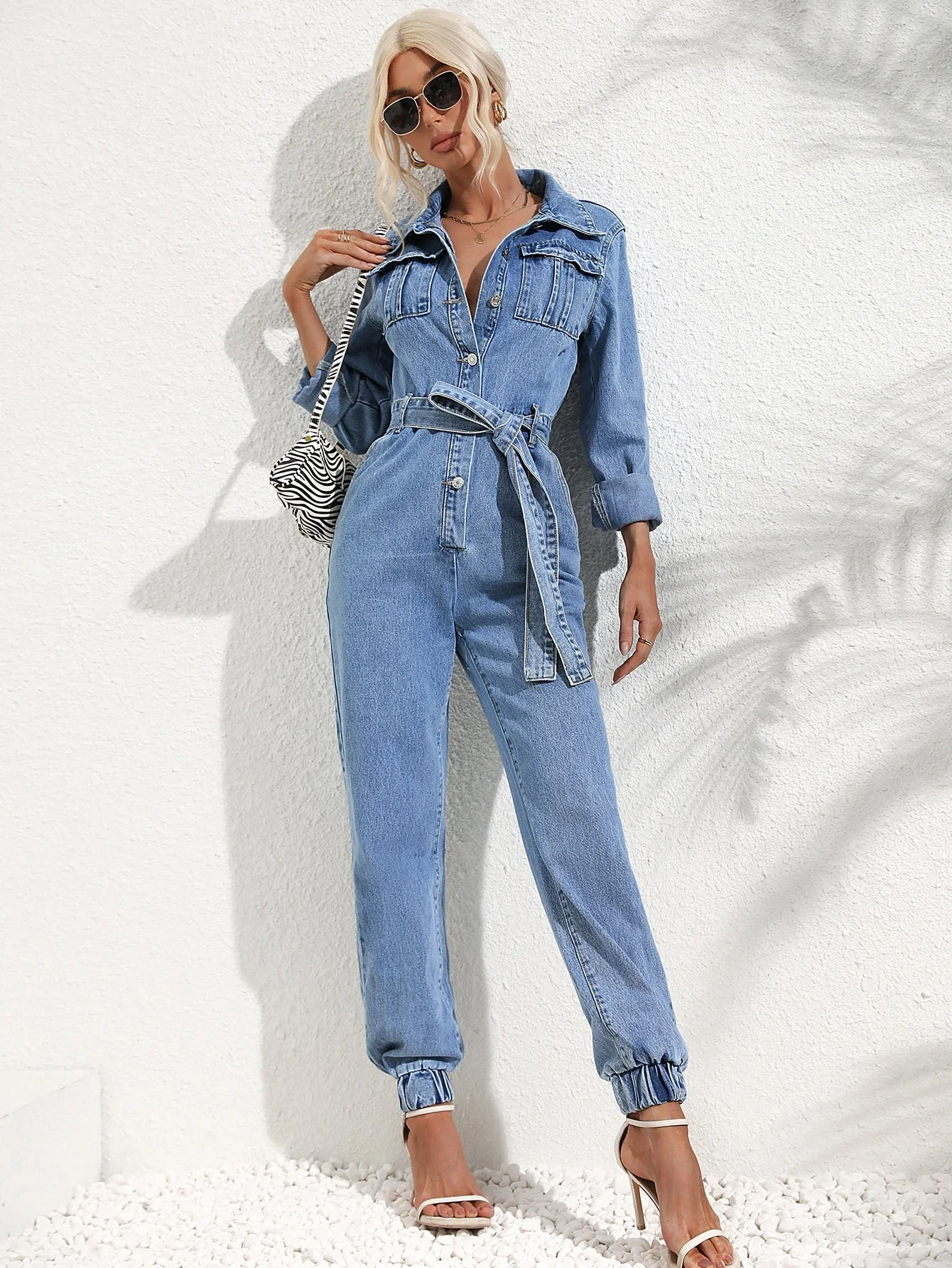 Heidi-Mode | Denim Overall Knopfront Klappentaschen Passender Gürtel Gekrempelte Ärmel - Image 6