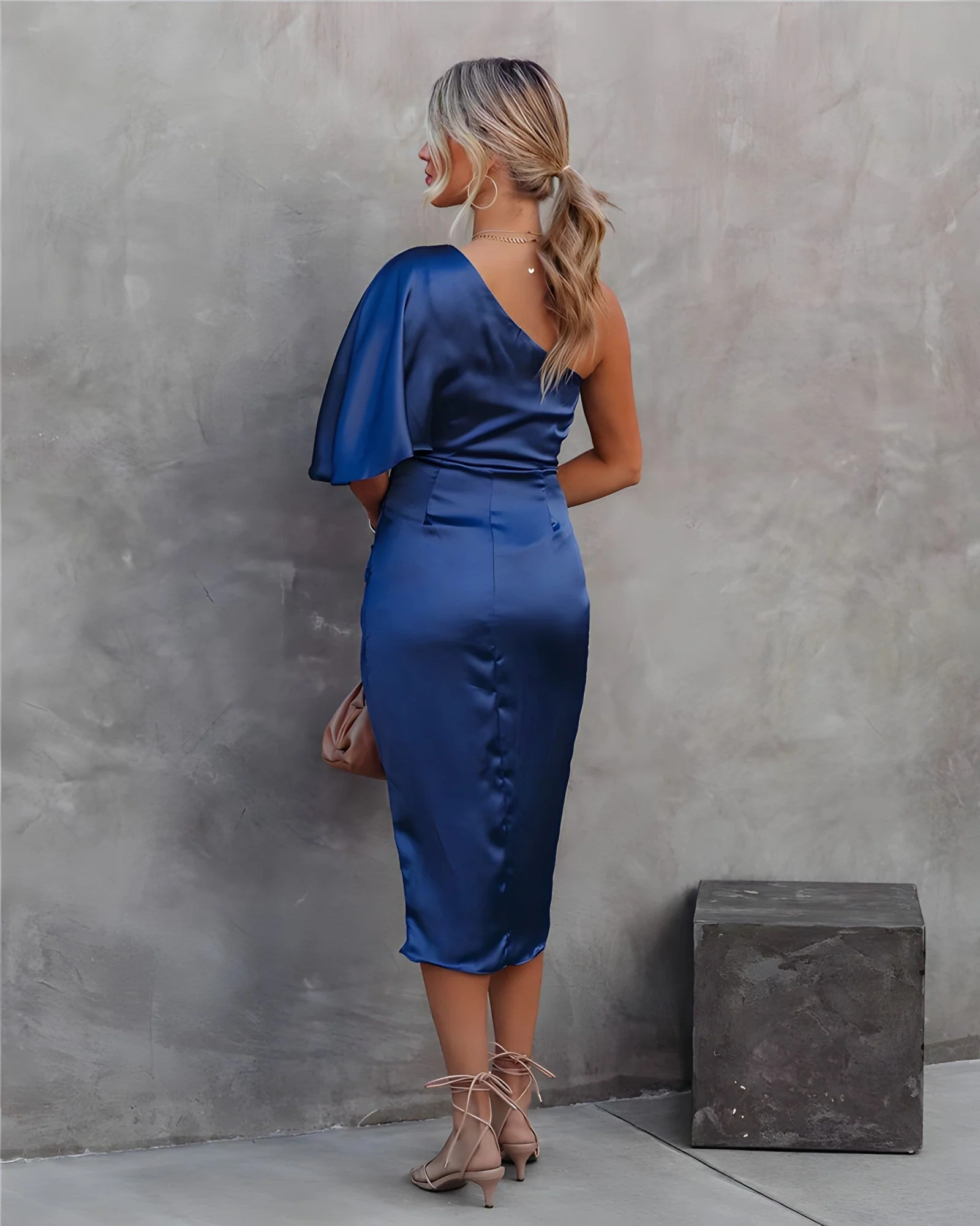 Heidi-Mode | Elegantes-One-Shoulder-Abendkleid-Aus-Satin-Asymmetrisches-Partykleid-Aus-Satin-Mit-Ruschen - Image 4