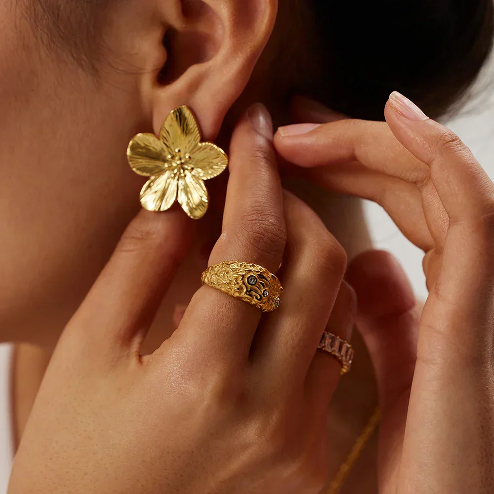 Heidi-Mode | Hypoallergene Vintage-Blumenstecker, 18K Vergoldet - Image 2