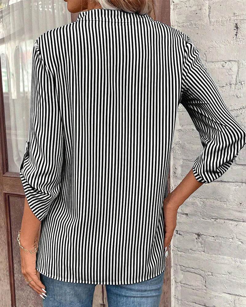 Heidi-Mode | Gestreiftes Shirt mit V-Ausschnitt und Brusttasche - Image 6