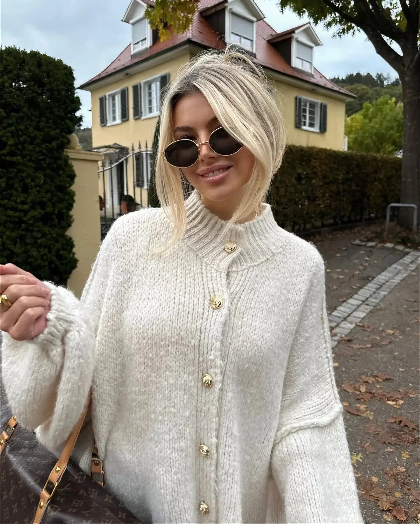 Heidi-Mode | Gestrickte Damen Strickjacke mit Hohem Kragen und Weitem Schnitt - Image 10