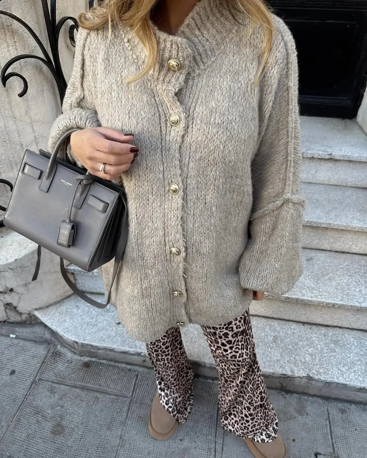 Heidi-Mode | Gestrickte Damen Strickjacke mit Hohem Kragen und Weitem Schnitt - Image 11