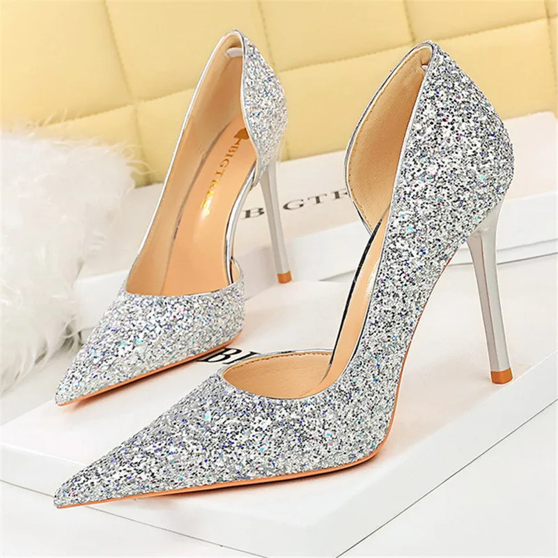 Heidi-Mode | Glitzernder, Spitzer Stiletto Absatz - Image 9