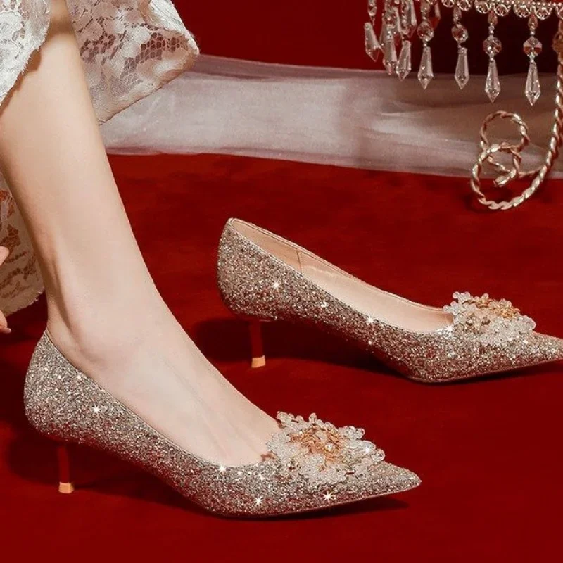 Heidi-Mode | Goldener Kompass-Pump-Schuhe - Image 3