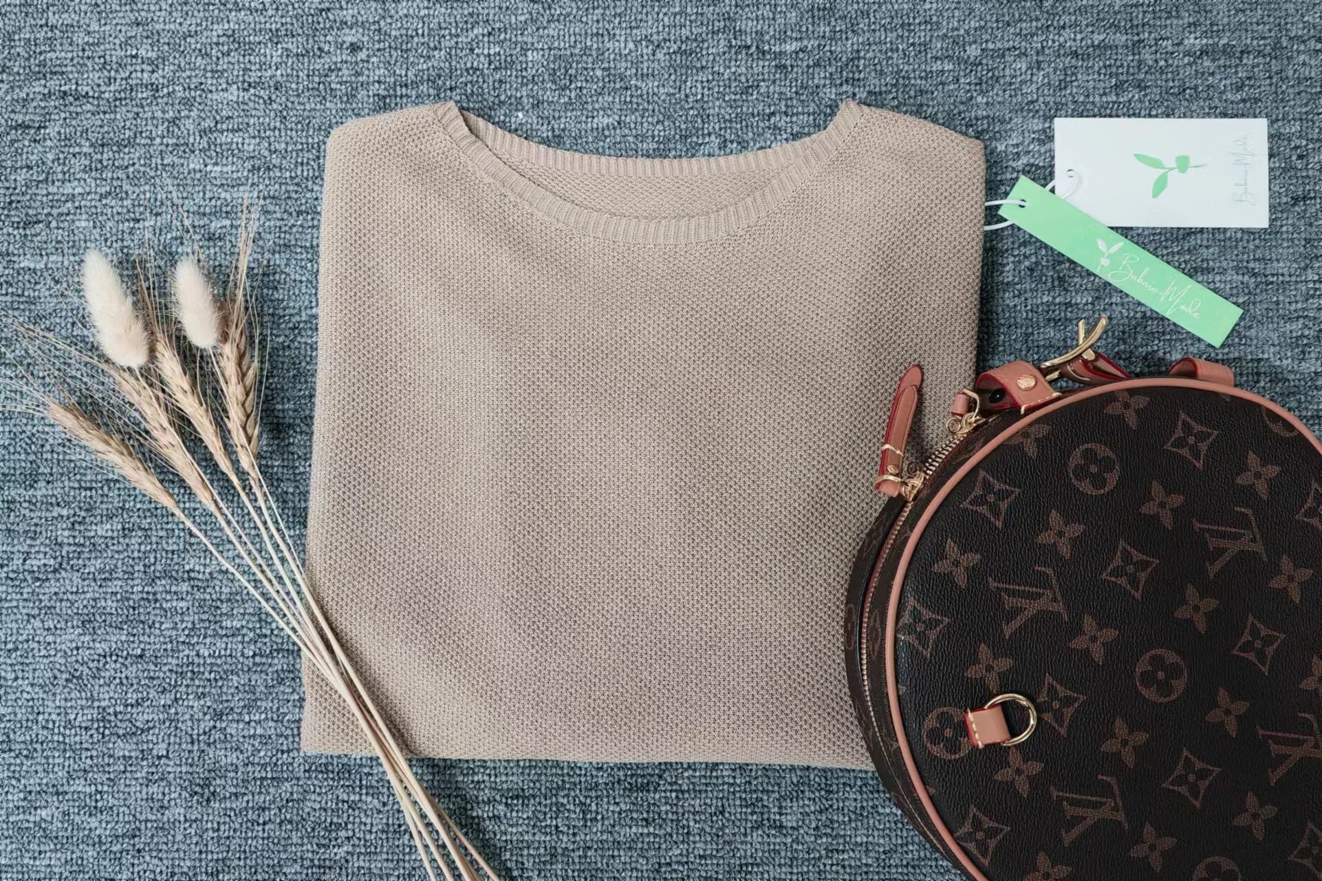 Heidi-Mode | Goldfarbener Einfarbiger Pullover mit Rundhalsausschnitt - Image 13