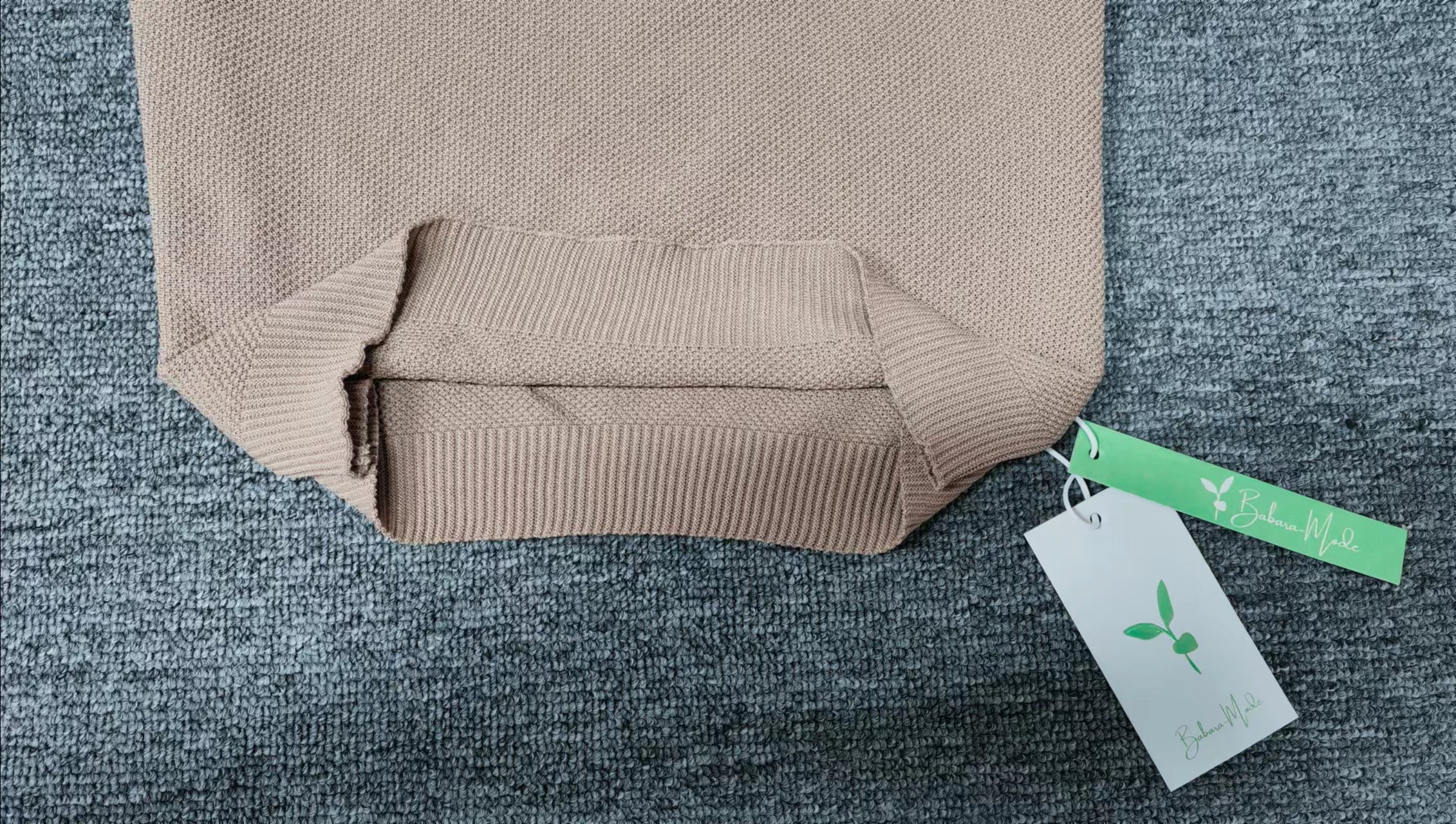 Heidi-Mode | Goldfarbener Einfarbiger Pullover mit Rundhalsausschnitt - Image 9