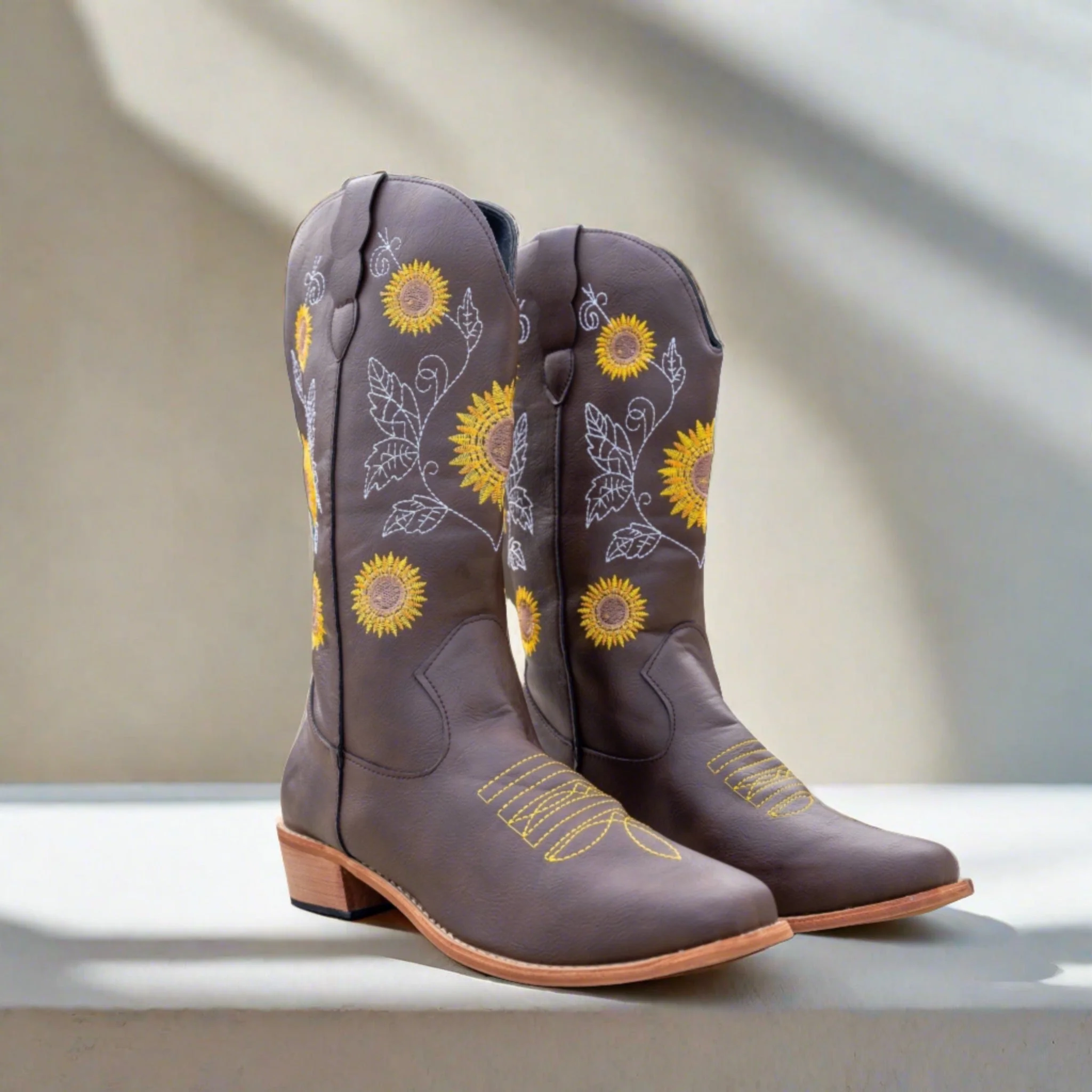 Heidi-Mode | Hohe Cowboystiefel mit Sonnenblumendruck - Image 3