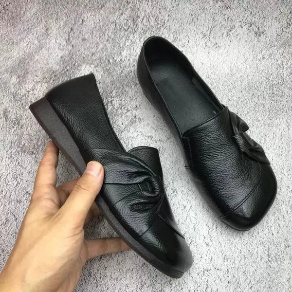 Heidi-Mode | Klassische Leder Slipper mit Knopfdetails für Frauen - Image 4