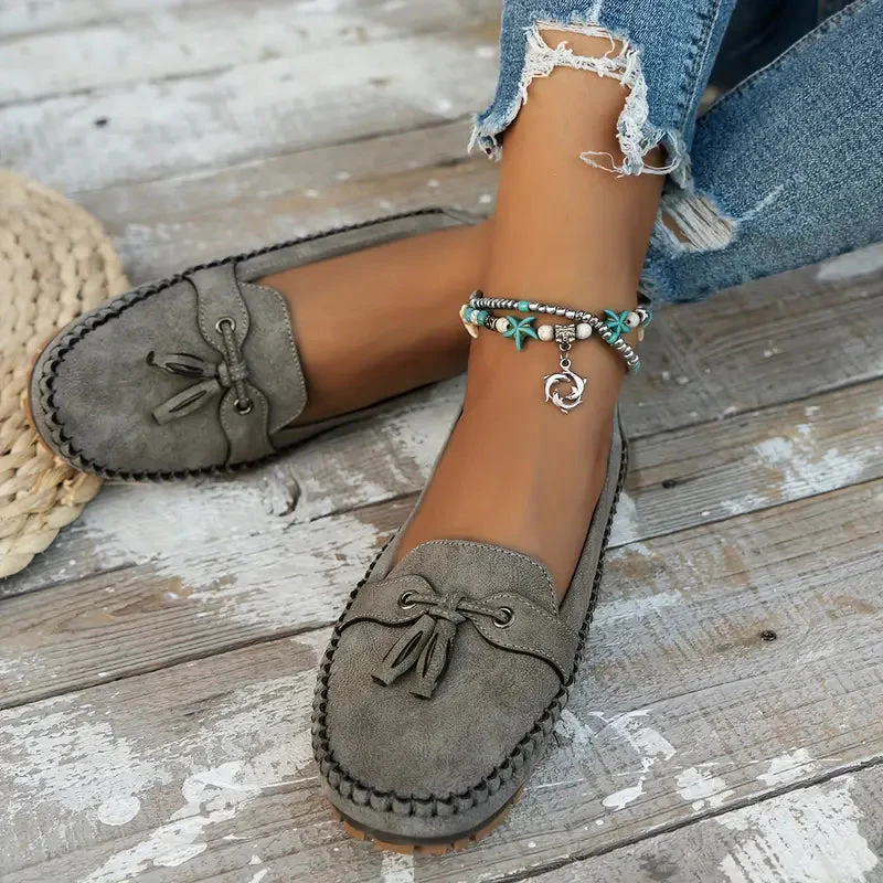 Heidi-Mode | Klassische Wildleder Slipper mit Quastendetail für Damen - Image 6