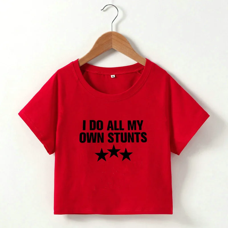 Heidi-Mode | Cropped T-Shirt mit "I Do All My Own Stunts" Druck für Frauen - Image 3