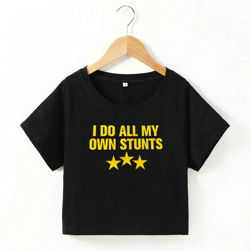 Heidi-Mode | Cropped T-Shirt mit "I Do All My Own Stunts" Druck für Frauen - Image 4