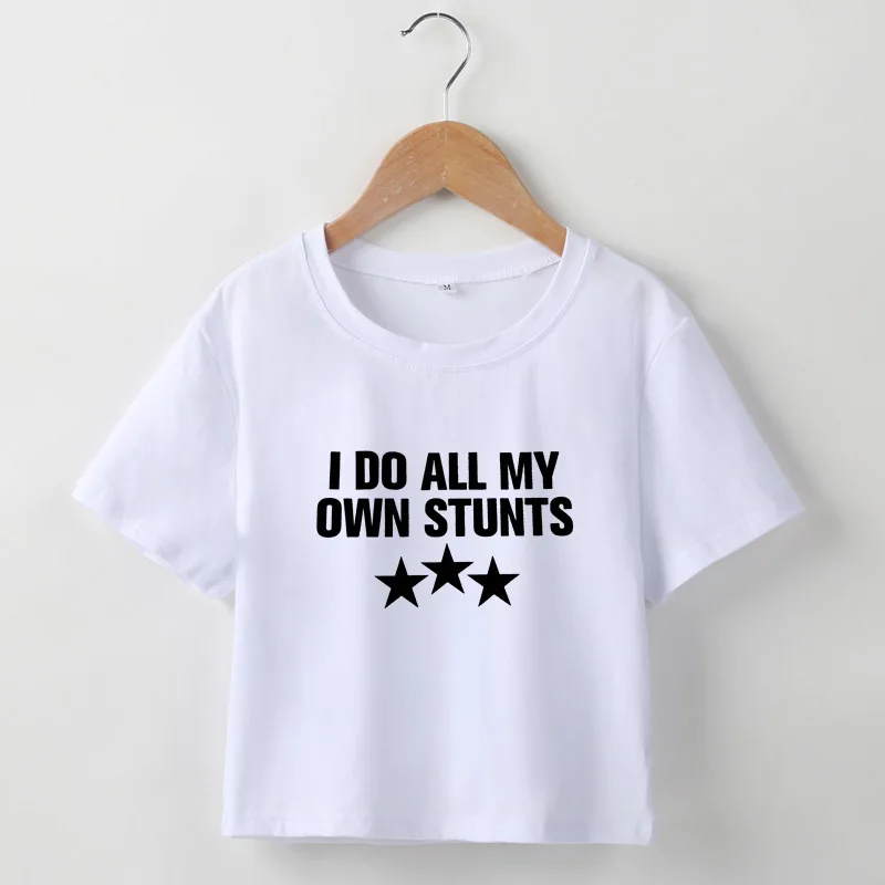 Heidi-Mode | Cropped T-Shirt mit "I Do All My Own Stunts" Druck für Frauen - Image 6