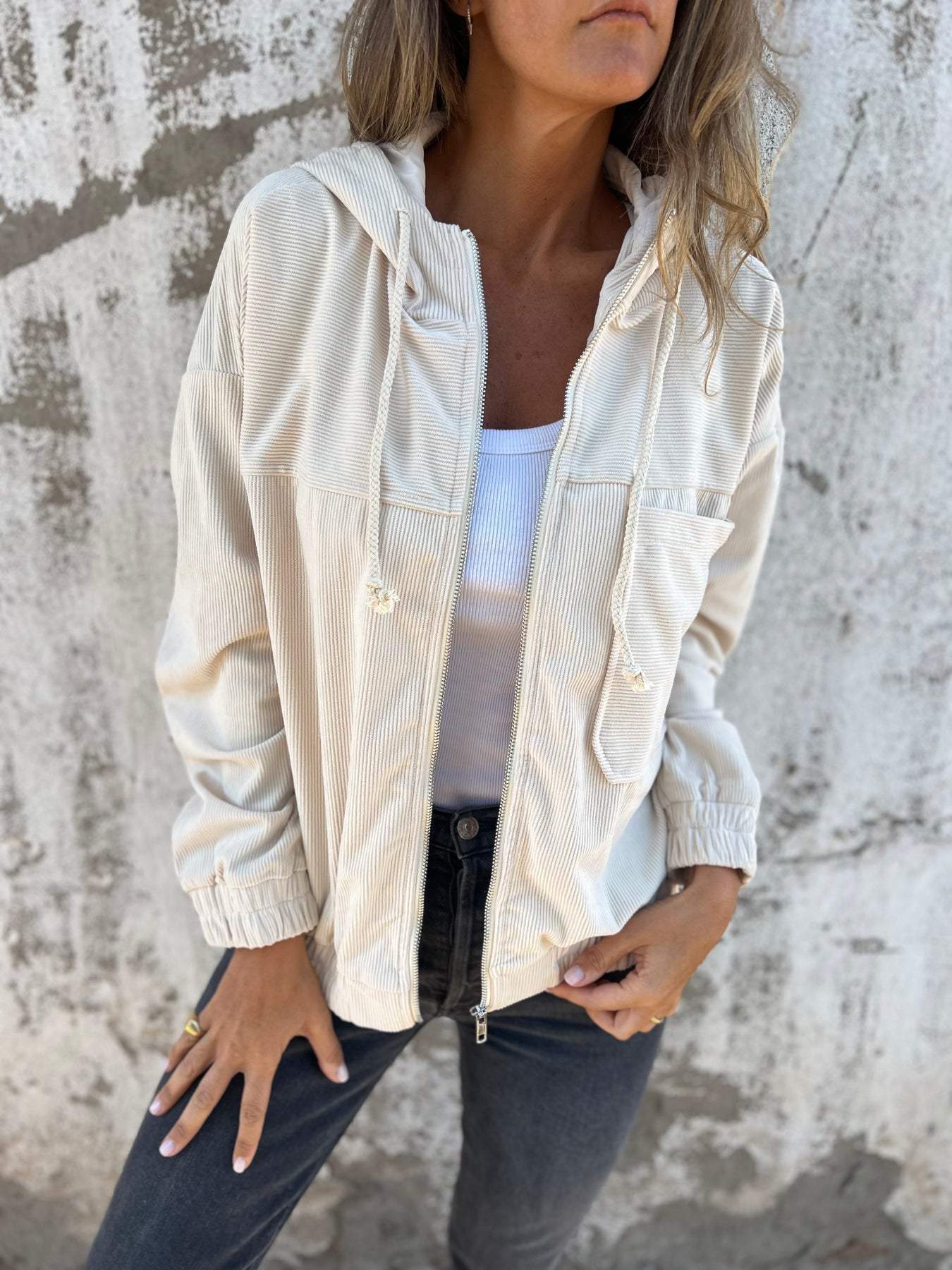 Heidi-Mode | Lässige Jacke mit Weißer Kapuze und Reißverschluss - Image 5