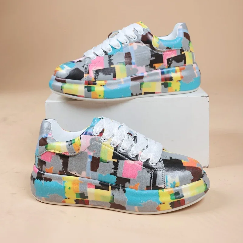 Heidi-Mode | Lebendige Sportschuhe Im Graffiti-Stil - Image 7