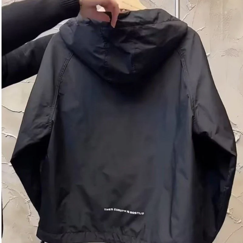Heidi-Mode | Leichter Kapuzen Windbreaker mit Halbem Reißverschluss und Tasche - Image 4