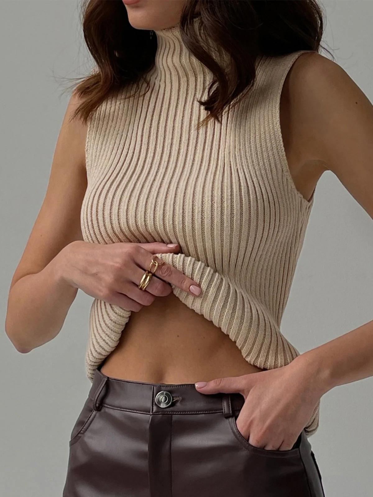 Heidi-Mode | Minimalist Gesäßausschnitt Ripp Top - Image 10