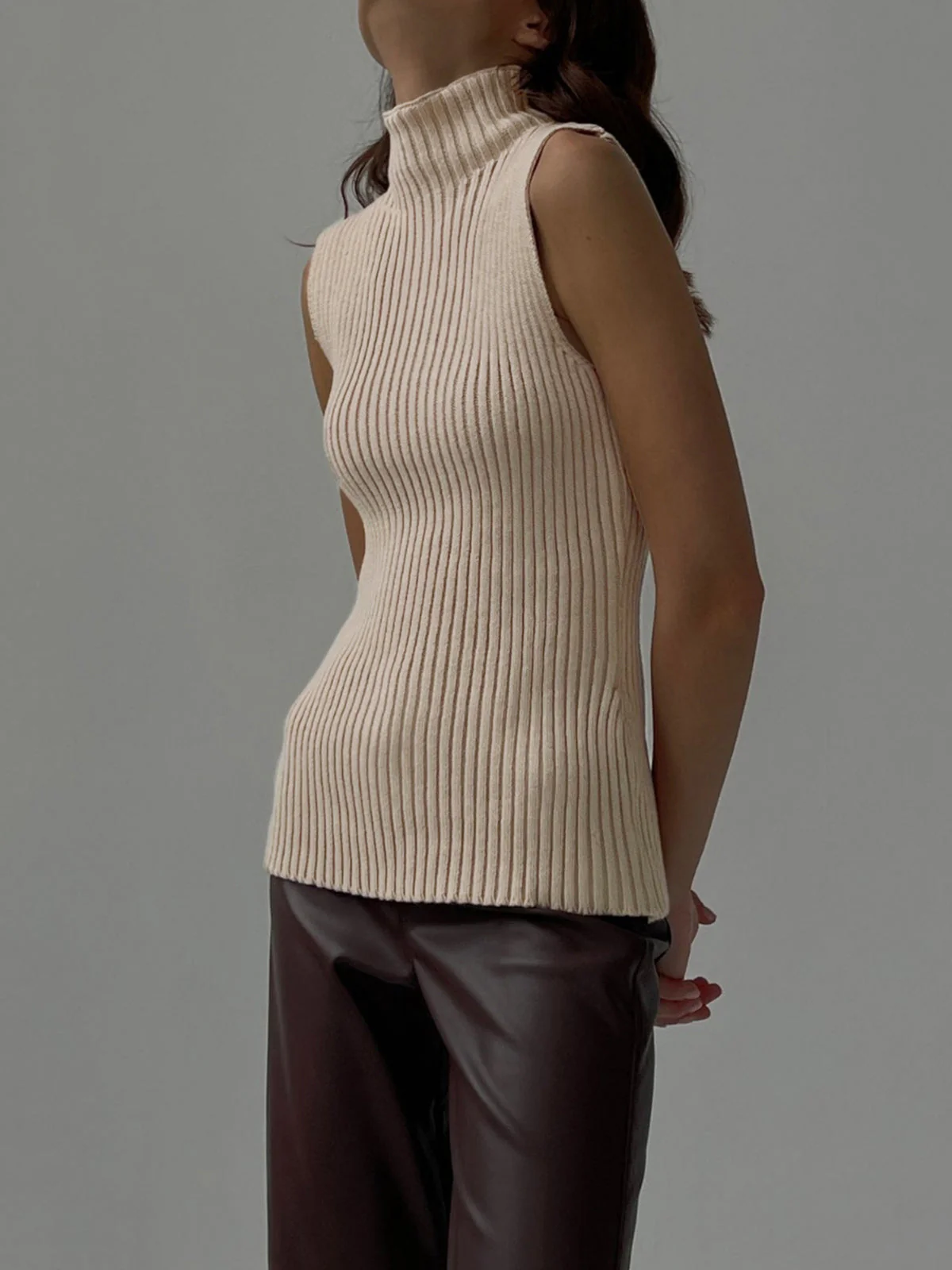 Heidi-Mode | Minimalist Gesäßausschnitt Ripp Top - Image 3