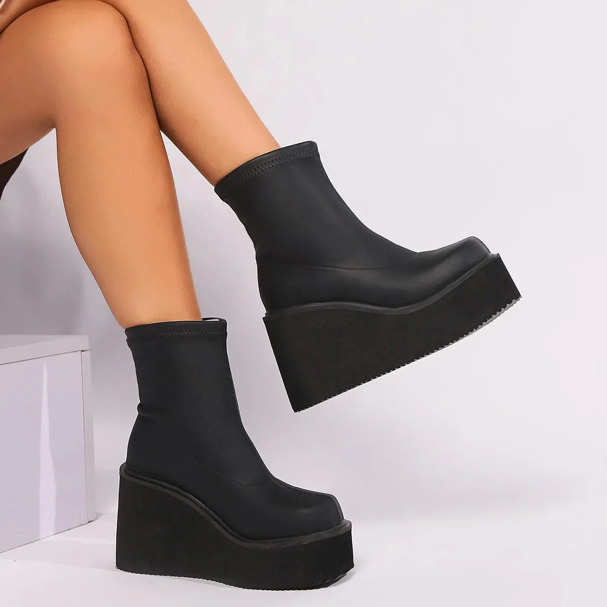 Heidi-Mode | Keil- und Plateau-Stiefeletten - Image 6