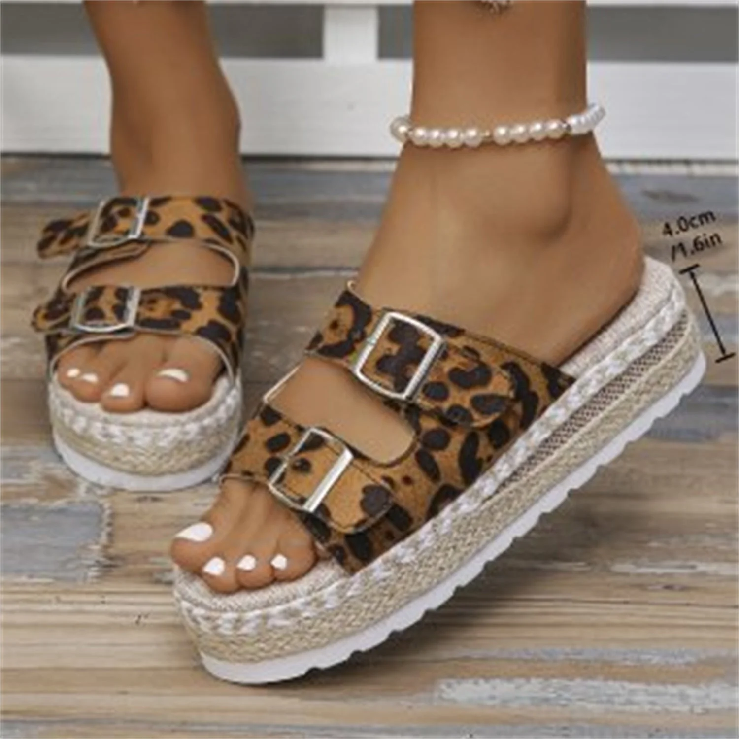 Heidi-Mode | Sandalen mit Doppel-Schnalle und Leopardenmuster - Image 3