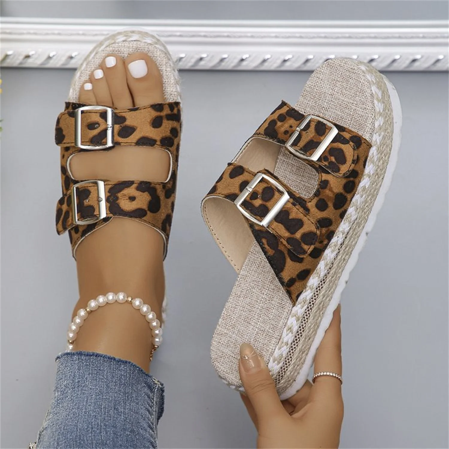 Heidi-Mode | Sandalen mit Doppel-Schnalle und Leopardenmuster - Image 4